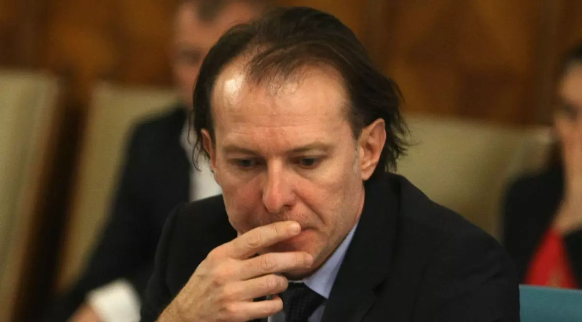 Cîțu: Estimarea Comisiei Europene privind scăderea economică de 6% a României este prea pesimistă. Florin Cîțu în costum, îngrijorat