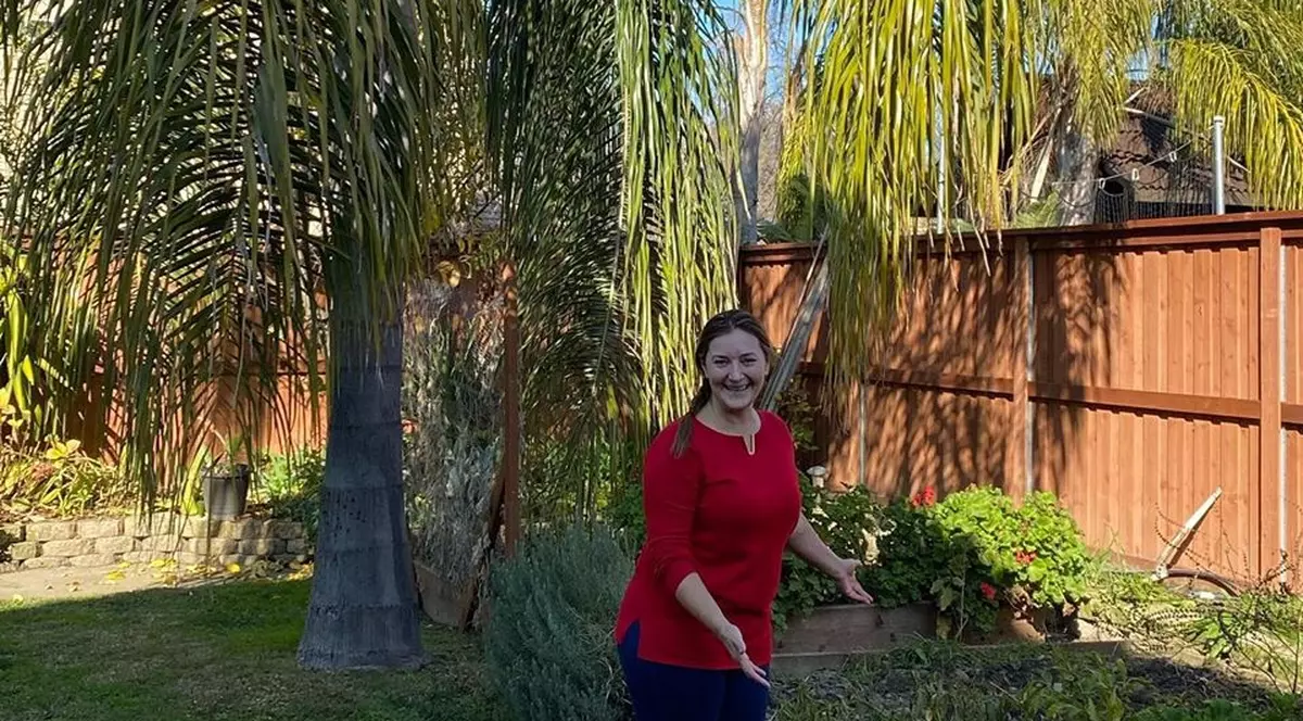“Printre palmieri am vie și grădină cu usturoi, roșii, leuștean!” Artista Abigail Budak cultivă legume care-i amintesc de România în grădina ei din California