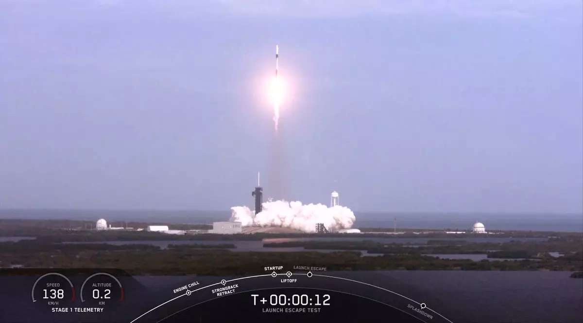 SpaceX a testat un sistem de catapultare a astronauților. Este activat dacă racheta se defectează în zborSpaceX a testat un sistem de catapultare a astronauților. Este activat dacă racheta se defectează în zbor