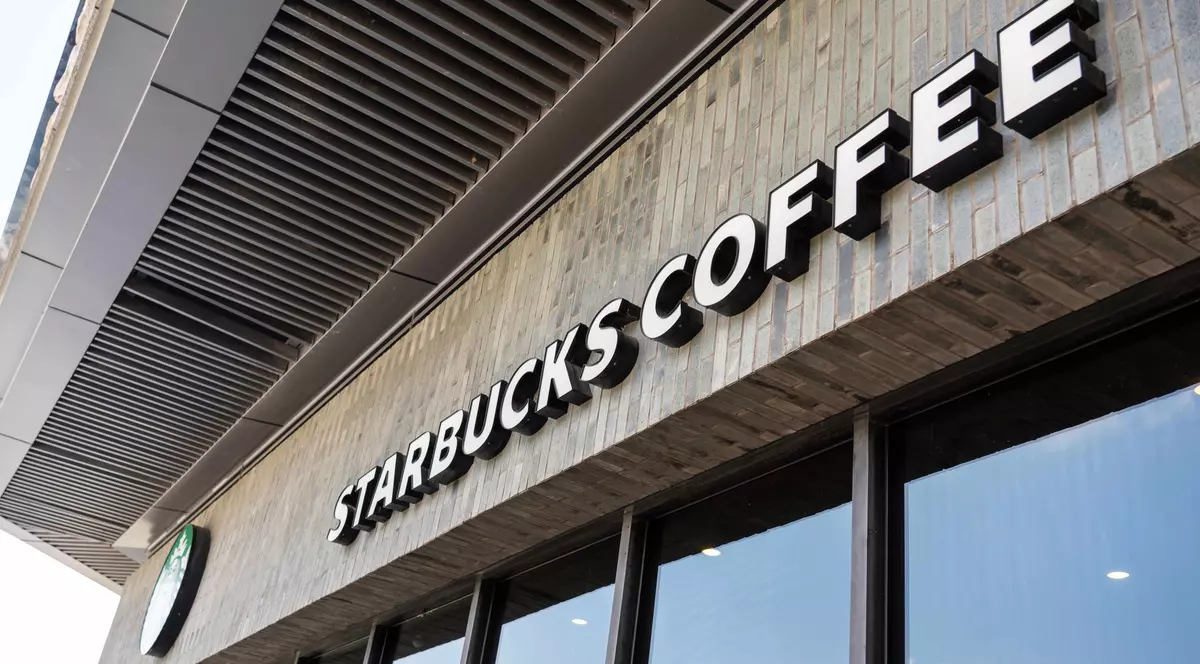 Frica de pandemie duce la scăderea burselor mondiale, după ce companiile aeriene și-au redus cursele, iar magazinele și cafenelele s-au închis. Starbucks