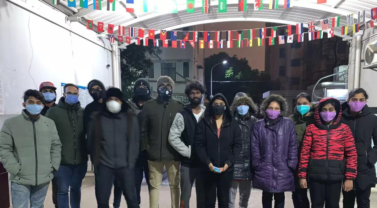 Studenți indieni blocați într-un campus universitar din Wuhan. Mai au alimente doar pentru o zi, dar se tem să iasă de teama coronavirusului