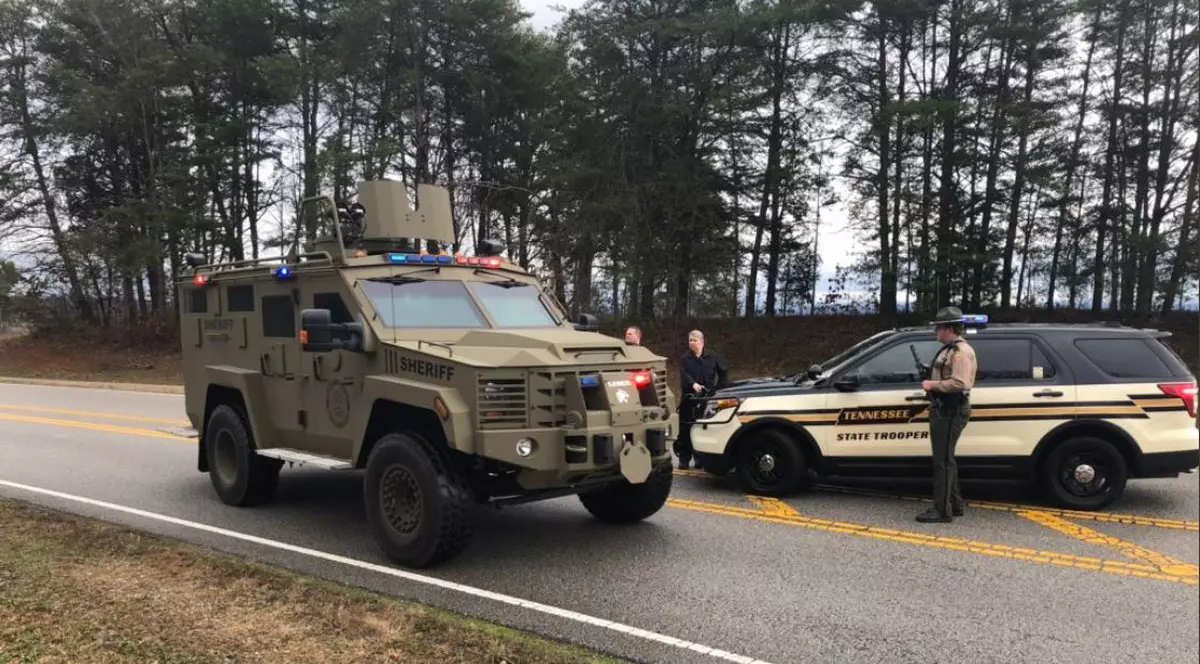 Un suspect a deschis focul la o bază aeriană din Tennessee. Zeci de polițiști și vehicule blindate, la fața locului