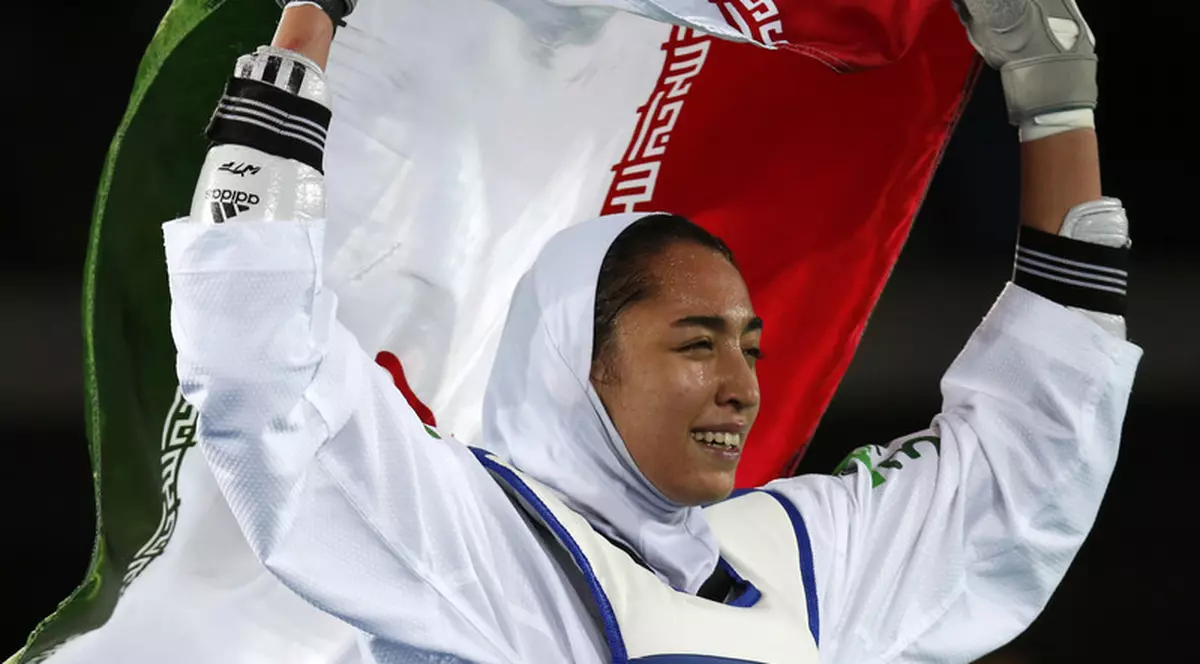 Nadia de Iran: singura medaliată olimpică din istorie a fugit din țară și pozează fără valul islamic