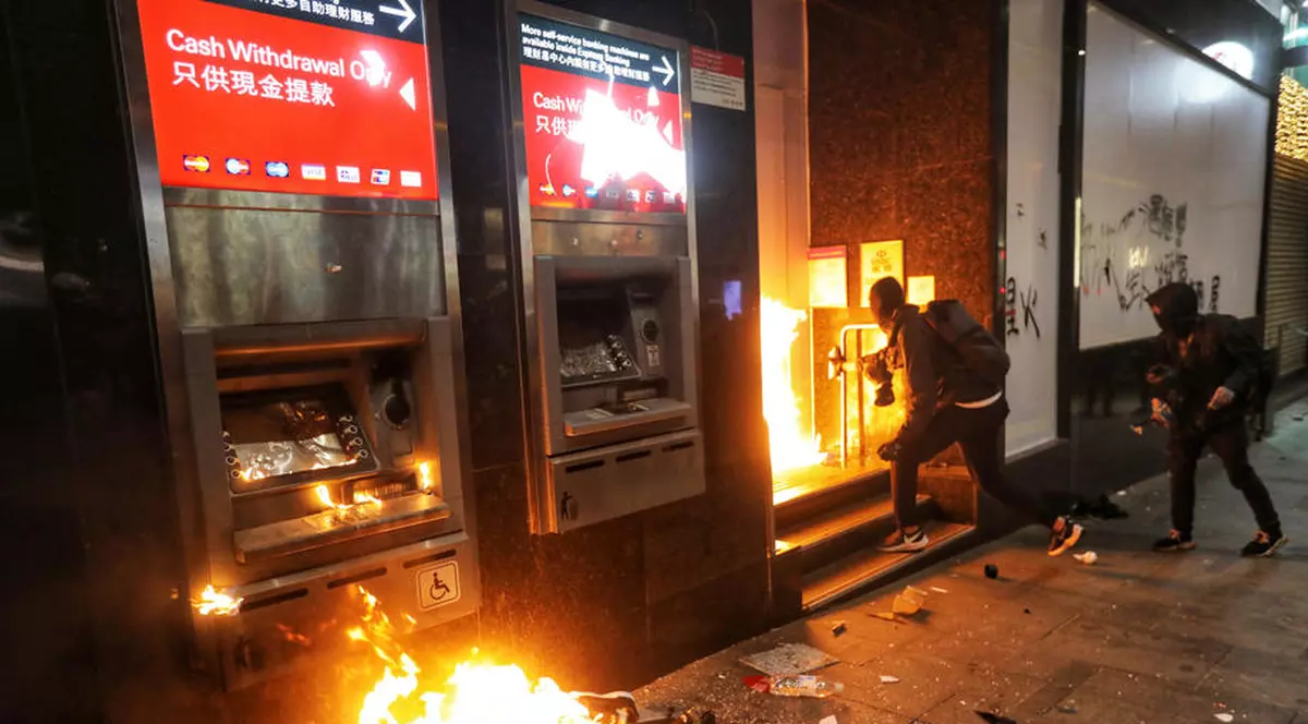 De Revelion, la Hong Kong s-au ciocnit cocktailuri Molotov