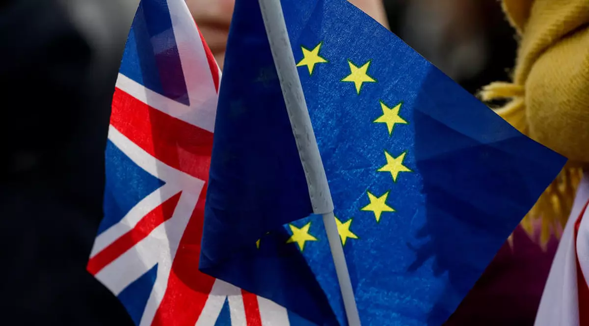 Un afiș cu ”Happy Brexit Day” le cere străinilor să vorbească doar engleza sau să plece. Steagul Marii Britanii, alături de cel al Uniunii Europene