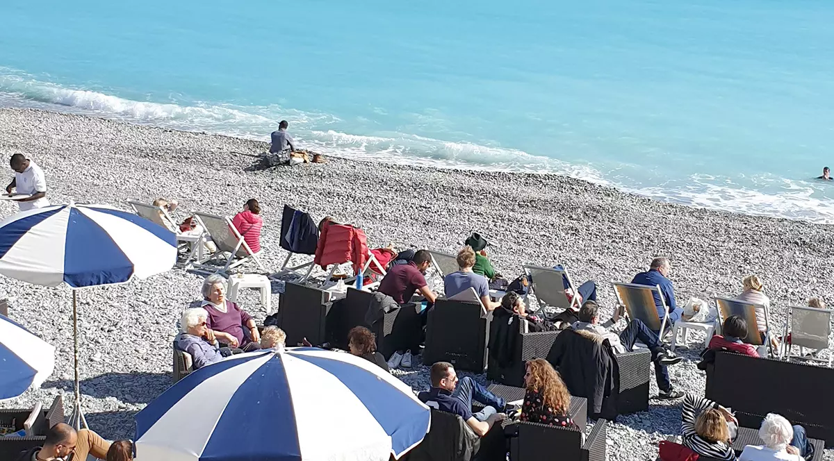 Terasă pe plaja din NIsa