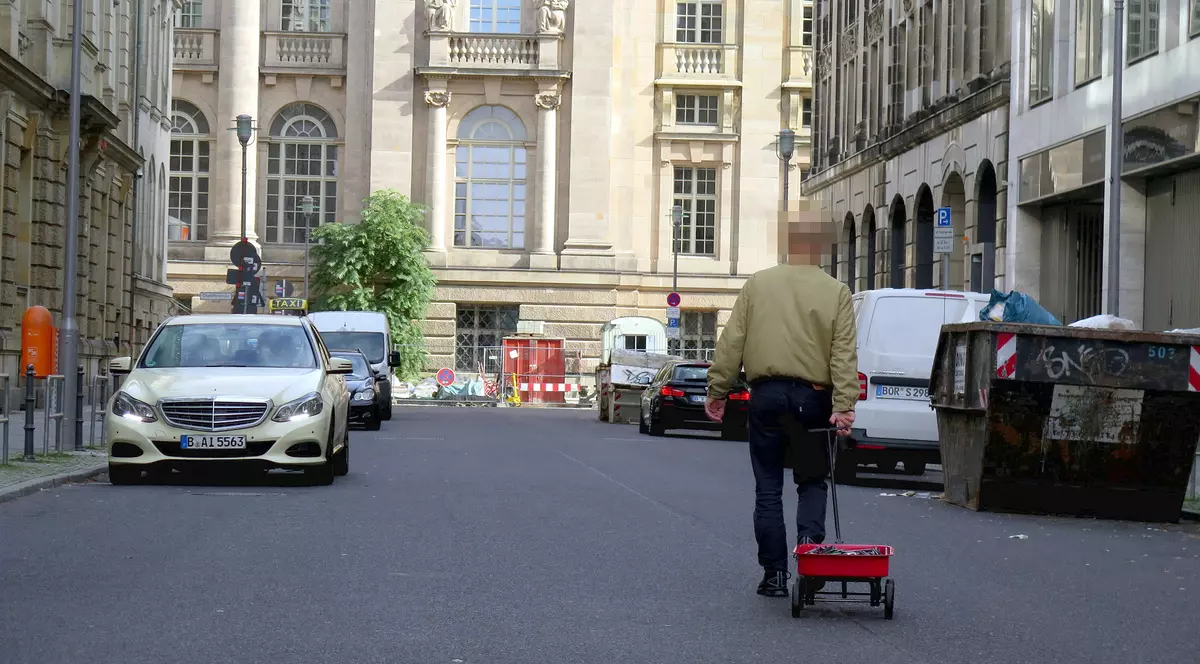 Un artist a dat peste cap Google Maps după ce s-a plimbat prin Berlin cu un cărucior cu 99 de telefoane mobile