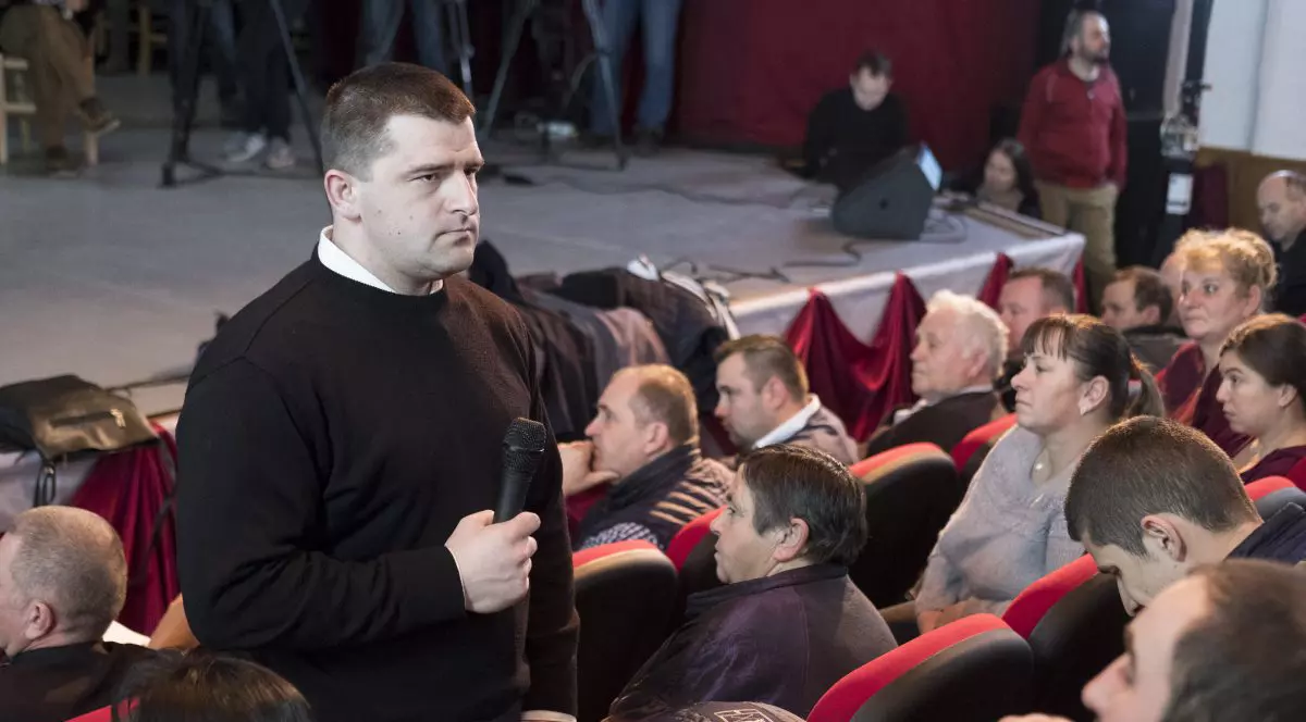 Preotul Bírók Károly participa la adunarea sătească de sâmbăta 1 februarie.