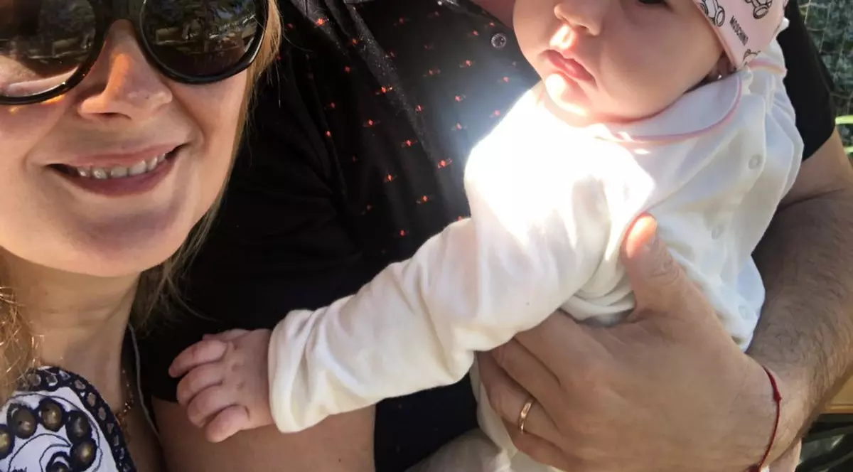 Și-a sărbătorit fiica de 6 luni în Dubai! Sandra Stoicescu a avut curaj să zboare timp de cinci ore cu bebelușul