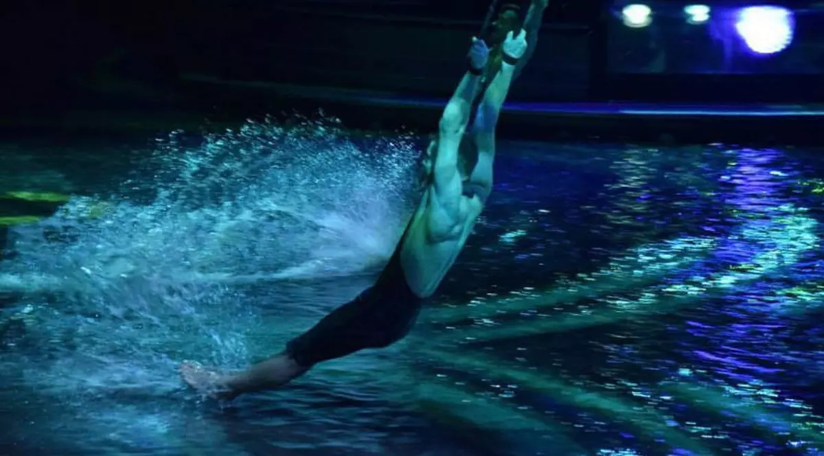 Cine este Emanuel Bădilă, românul acrobat într-un show din Dubai. Antonia și Mira, prezente la spectacolul tânărului