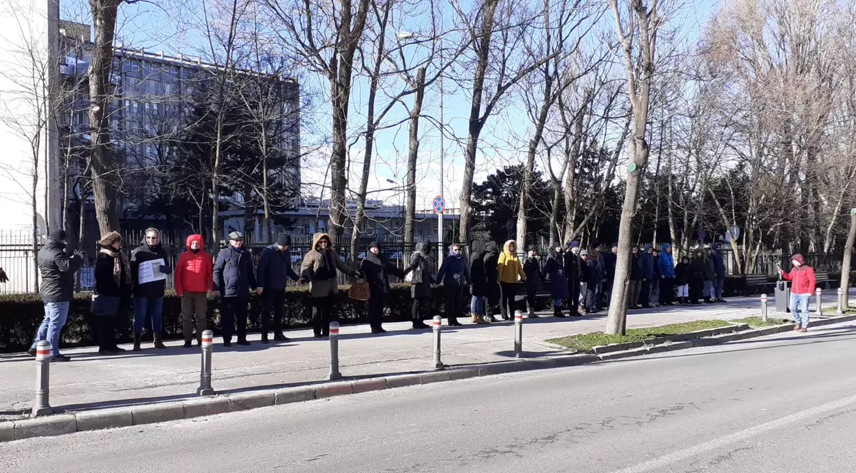 Lanț uman la Constanța, în memoria femeii care a murit după ce a așteptat 16 ore pe scaun la spital: ”E un sistem în care toți sunt acoperiți, ca în Camorra”