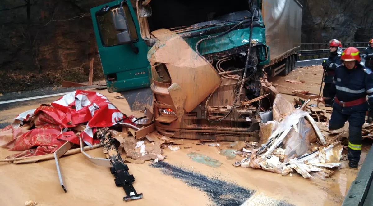 Accident grav cu două TIR-uri, în Vâlcea. Remorca unui autotren a derapat pe contrasens