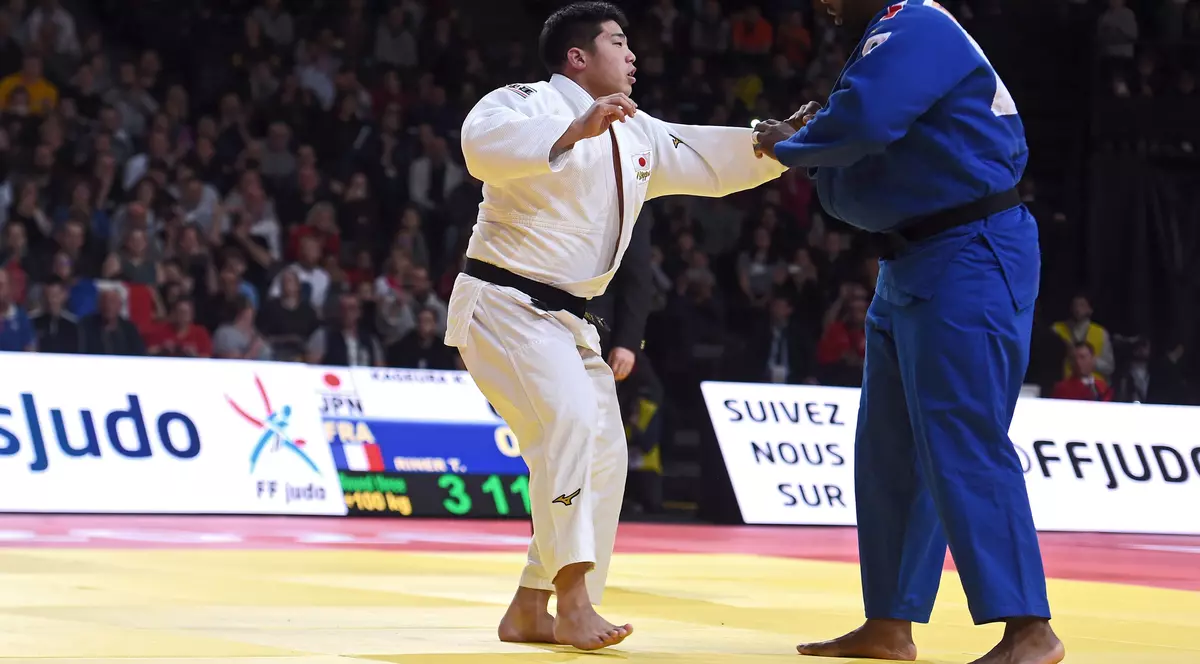 Teddy Riner (în albastru), în timpul luptei cu Kokoro Kageura de la Paris Judo Grand Slam 2020. (FOTO: Agerpres)