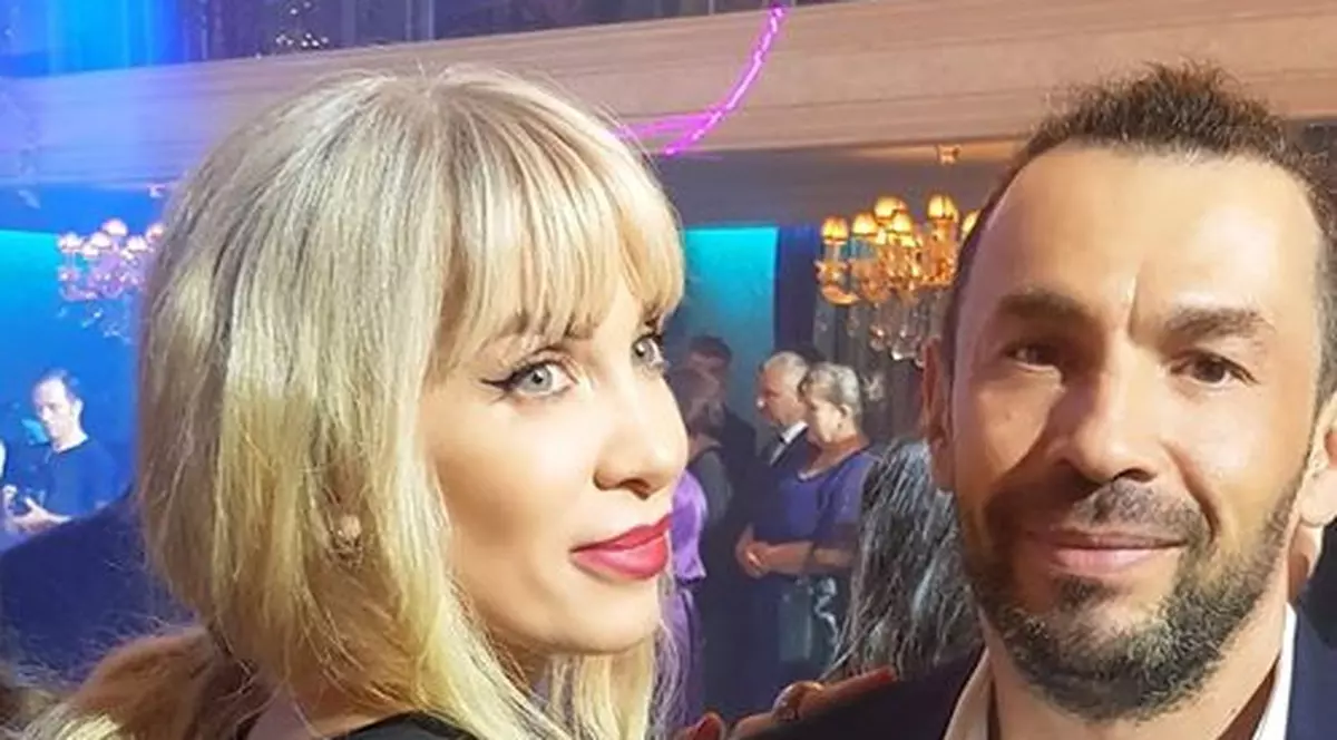 La 24 de ani de când s-au cunoscut, și patru cereri în căsătorie, în sfârșit, solista Annes și Dan Anghel și-au programat nunta. “Încă păstrez primul inel, unul de staniol de ciocolată”