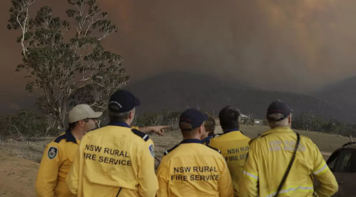 Imagini dramatice din Australia: Pompierii fug din calea unui incendiu care îi înconjoară în 4 minute