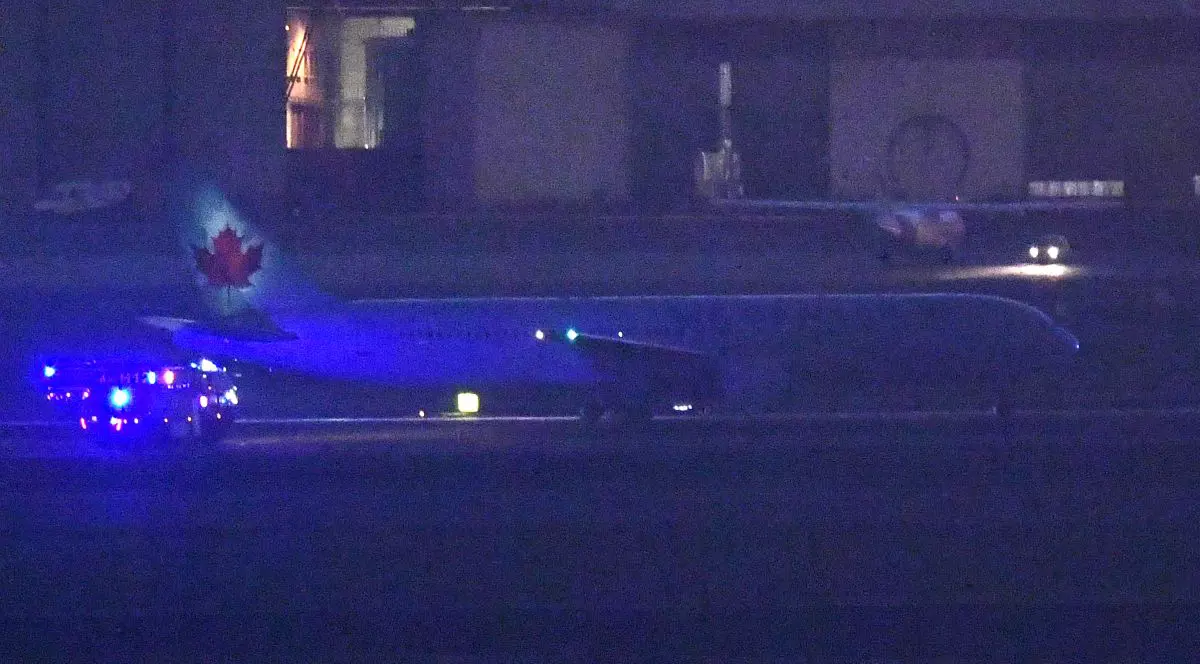 FOTO/VIDEO | Momentul în care avionul Air Canada cu grave probleme tehnice aterizează de urgență pe aeroportul din Madrid