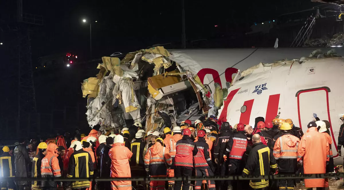 UPDATE | Un mort și 157 de răniți după ce un avion de pasageri s-a rupt în două și a luat foc la aterizarea pe aeroportul din Istanbul