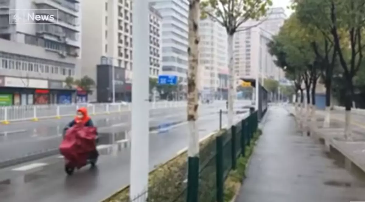 Viața în Wuhan, orașul închis de coronavirus: nimeni pe străzi, cozi la farmacii