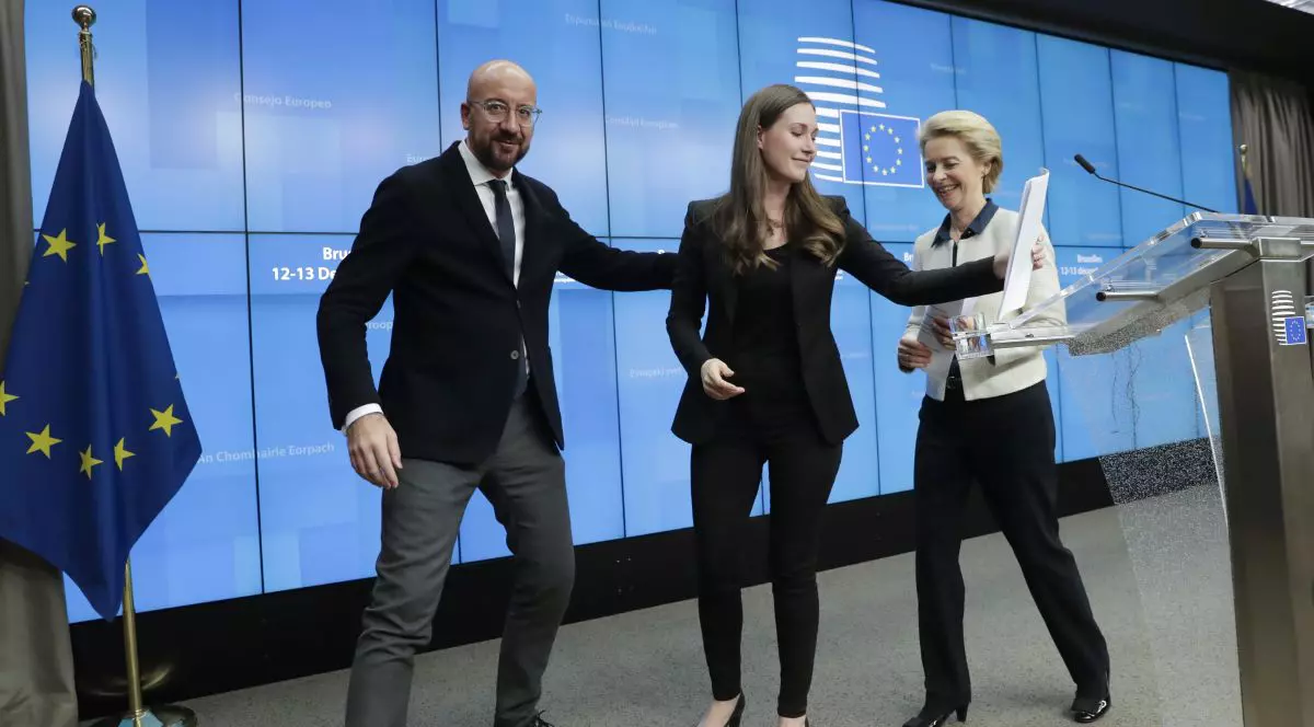 Președintele Consiliului UE, Charles Michel, premierul Finlandei Sanna Marin și șefa Comisiei UE Ursula von der Leyen, implicați în negocierile pe bugetul UE FOTO: EPA