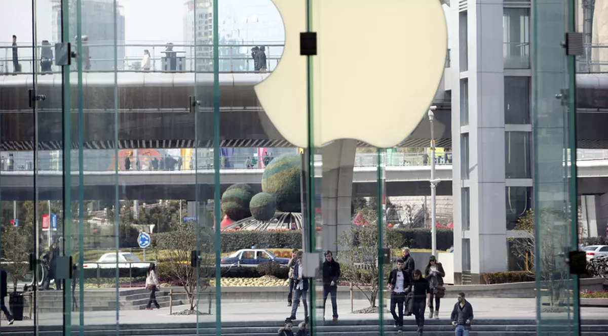 Parteneriatul dintre Apple, Hyundai și Kia pentru producerea de mașini electrice a căzut. Magazin Apple Store cu sigla Apple mare