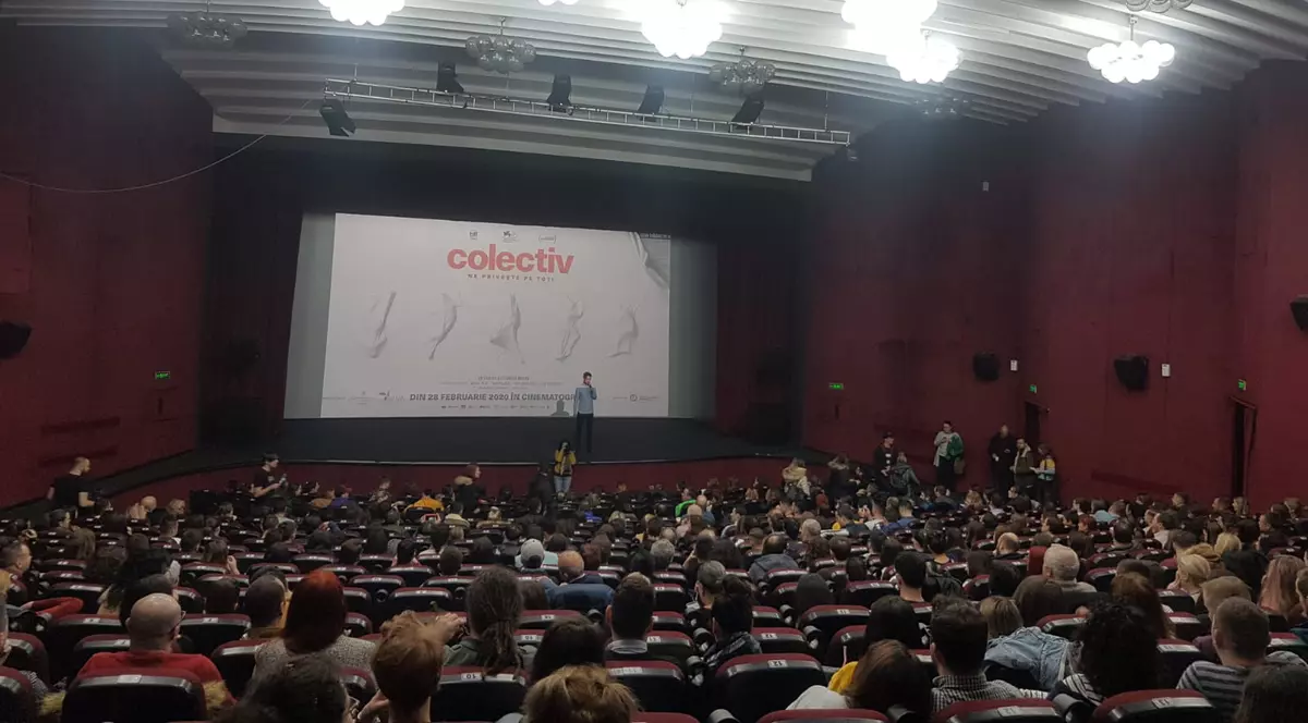 Sute de oameni păstrează liniștea, în sală, cât curge genericul de final al filmului ”Colectiv” și apoi nu vor să plece unul de lângă celălalt