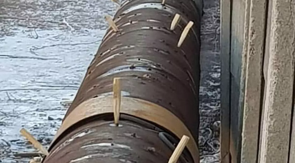 Conductă de apă din Haţeg, "reparată" cu ţepuşe de lemn. Explicația companiei pentru această situație