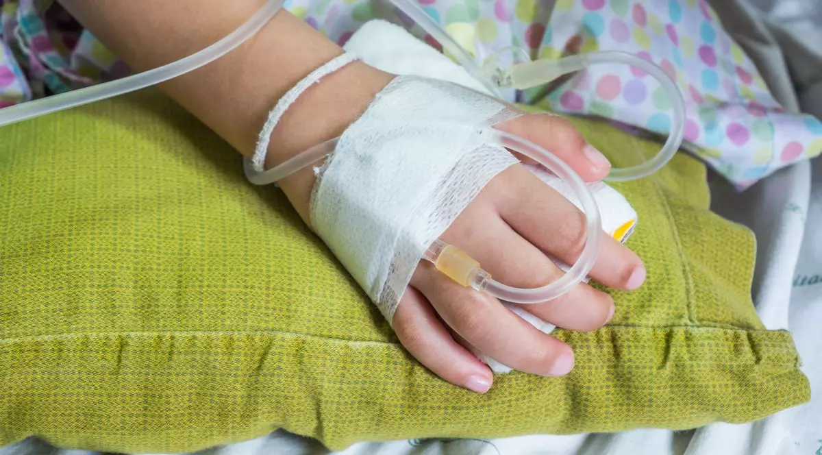 Fetița grav bolnavă din Craiova, care a așteptat ore în șir un transfer, a ajuns în sfârșit la Spitalul „Marie Curie” din București