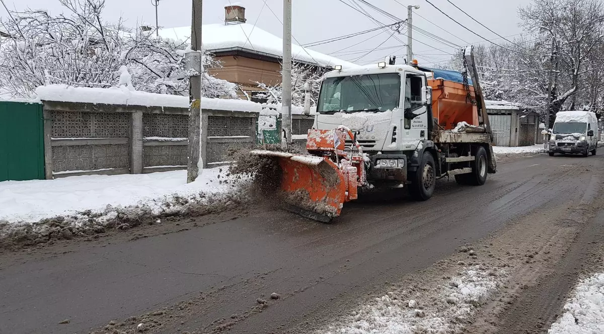 Direcţiile regionale ale CNAIR, mobilizate pentru a interveni în zonele cu ninsori şi viscol
