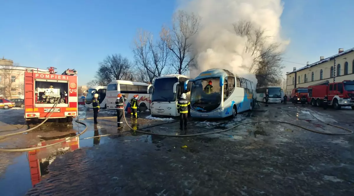 Incendiu puternic în autogara Filaret | Un autocar a fost cuprins de flăcări