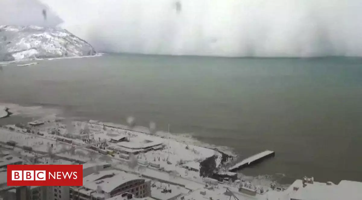 VIDEO Timelapse. Furtună de zăpadă, filmată în timp ce lovește țărmul Mării Negre