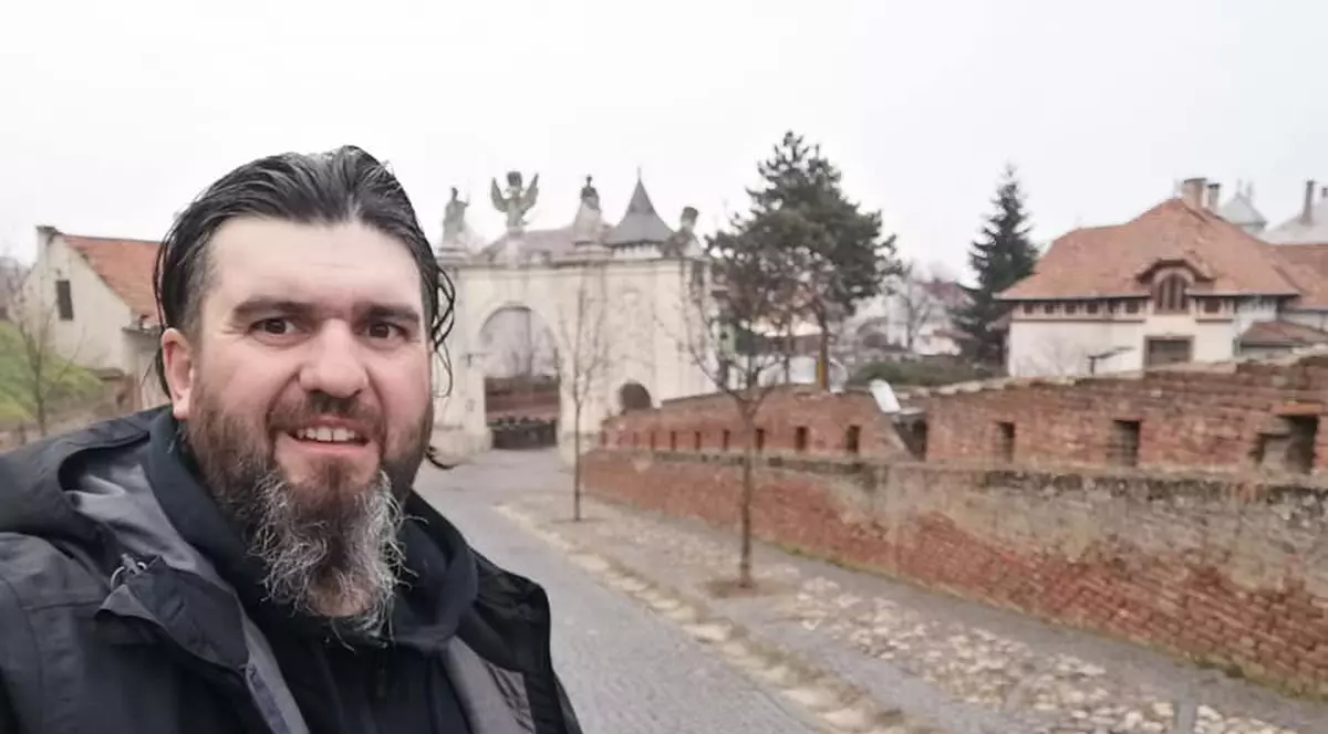 Sute de mucuri de țigară, strânse de pe jos la cetatea turistică din Alba Iulia. Un ghid local a făcut singur toată treaba