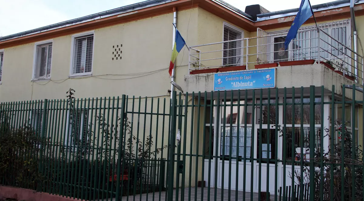 O educatoare judecată pentru că lovea copiii s-a întors în grădiniță. Judecătorii i-au revocat controlul judiciar