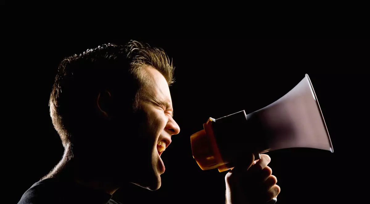 Suntem tot mai atacți de mesaje agresive