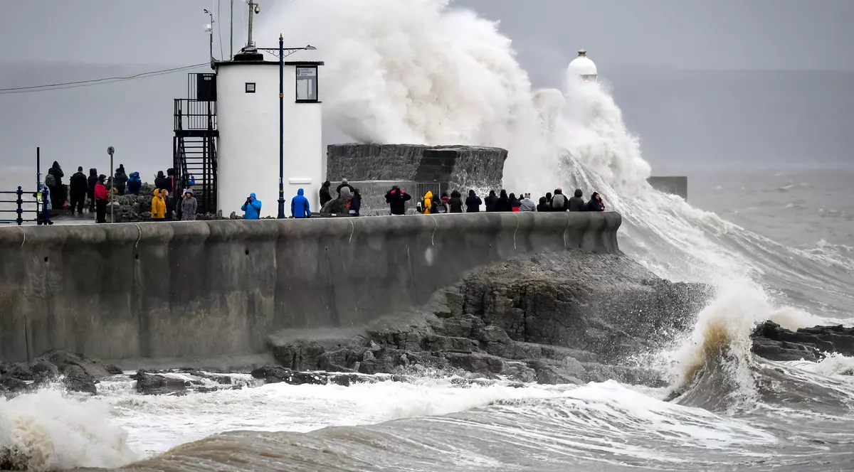 Furtuna Dennis a lovit puternic Marea Britanie FOTO: Hepta