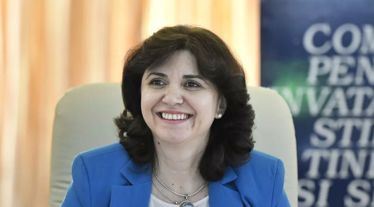 FSLI cere Ministerului Educației să oblige inspectoratele și directorii să nu mai cheme profesorii la școală. Monica Anisie, ministrul Educației
