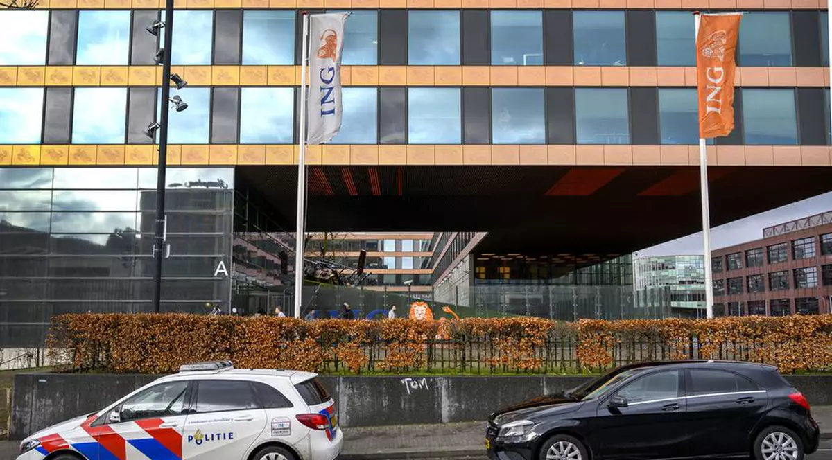 Un pachet a explodat în sediul ING din Amsterdam, la o zi după ce alte două colete capcană au fost detonate la două oficii poștale