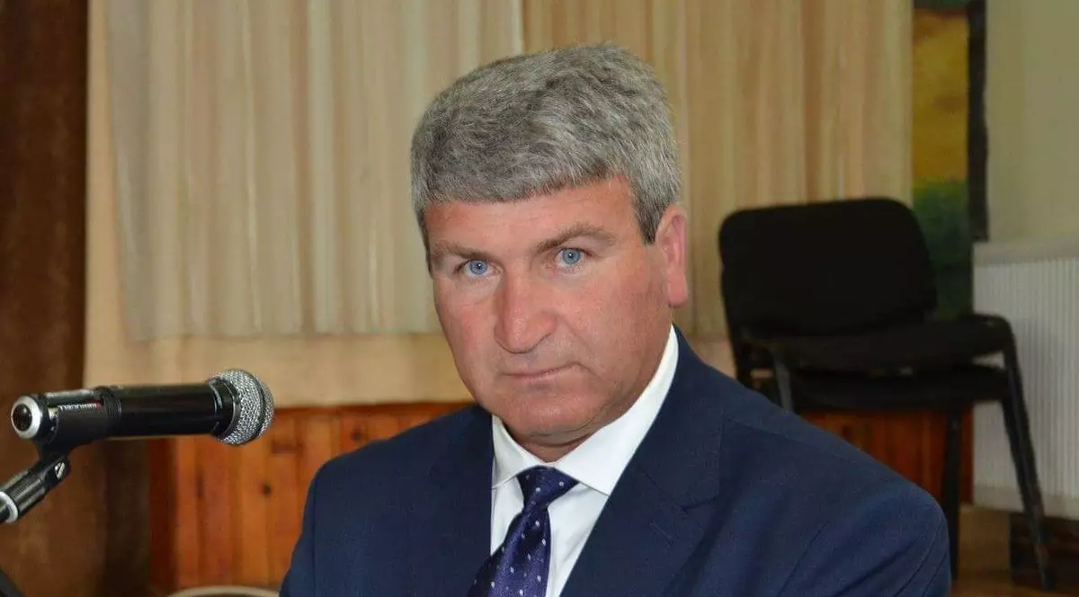 Ion Popică, românul din conturile căruia au fost furați un milion de euro este consilier local într-o comună din Sibiu. S-a îmbogățit din tranzacții cu terenuri și a cerut ca Poliția să își anunțe raziile. Nelu Popică în costum