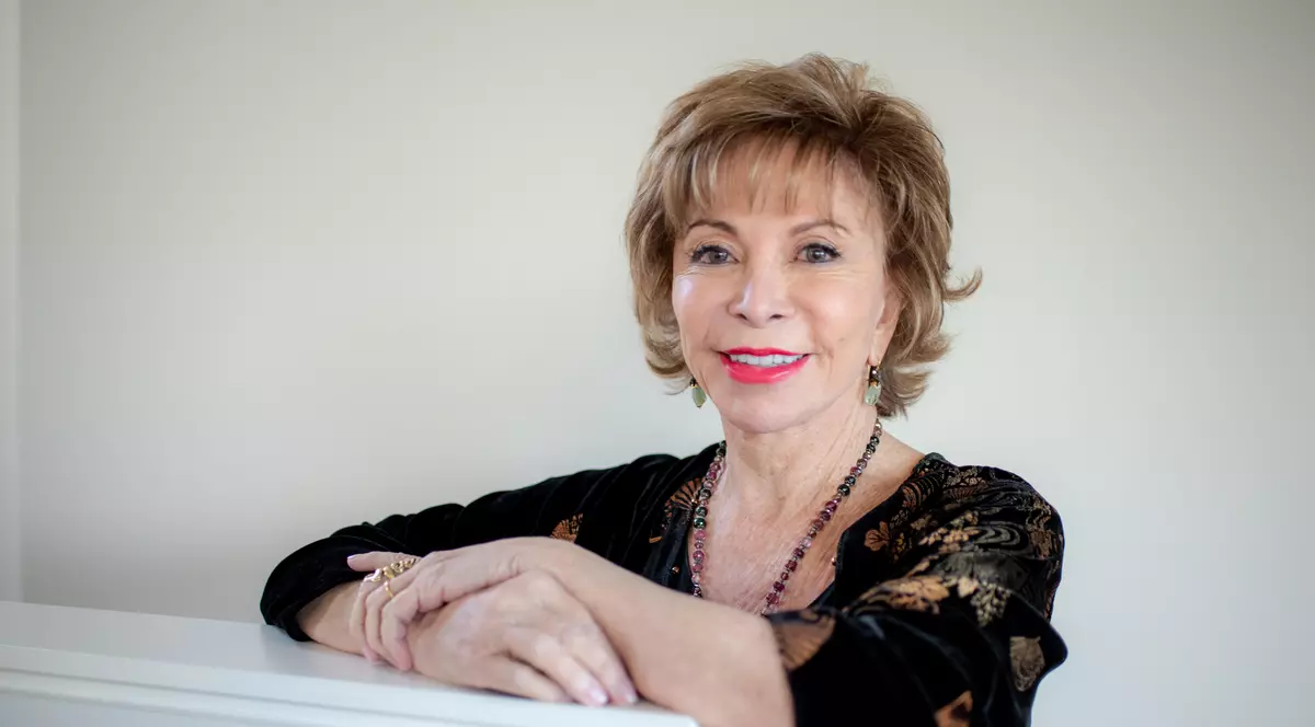 Fragment din cel mai nou roman semnat de Isabel Allende - O lungă petală de mare - exclusiv în Libertatea. O poveste de iubire inspirată de istoria refugiaților spanioli în Chile