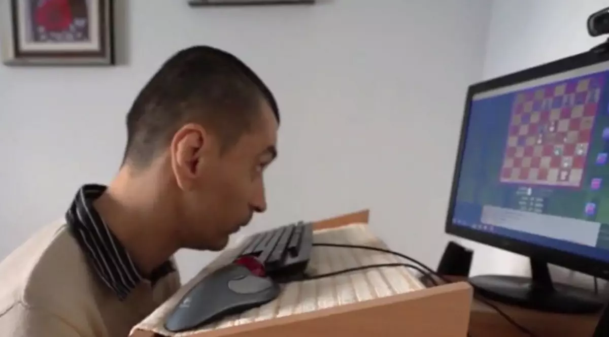 Povestea impresionantă a tânărului bolnav de tetrapareză care a scris trei cărți cu nasul