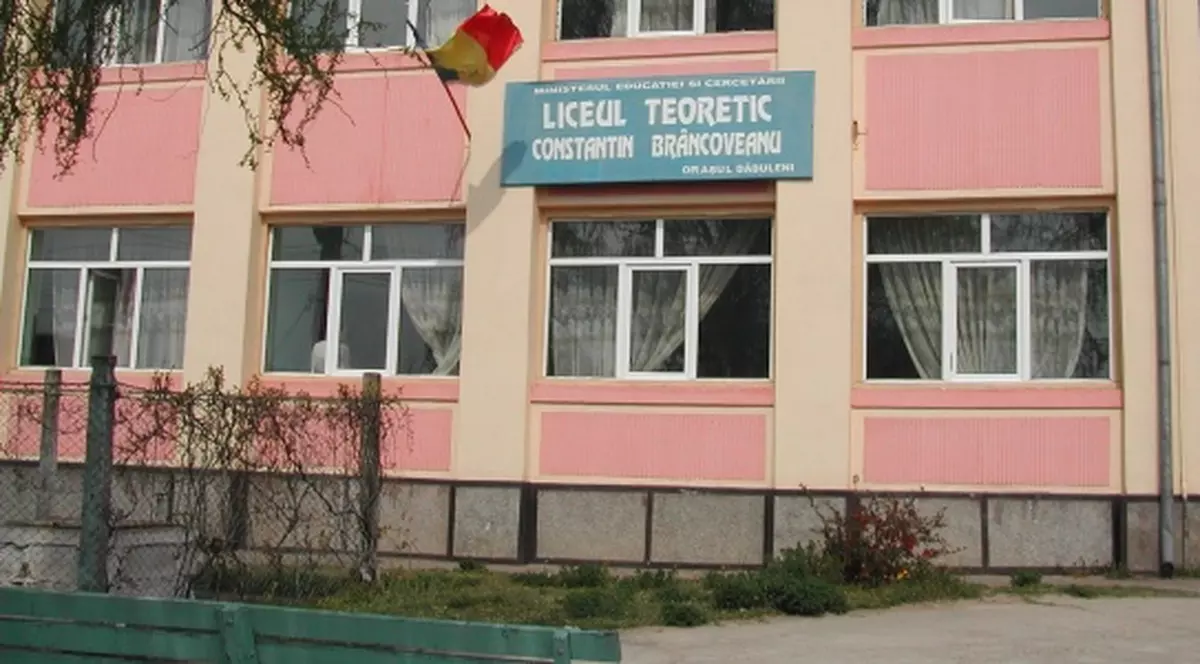Elevii au protestat cu măștile pe față la Dăbuleni, solicitând demisia directoarei liceului. Ce s-a întâmplat săptămâna trecută