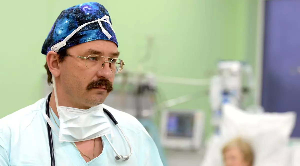VIDEO Un medic din Marea Britanie a primit trei sentințe pe viață pentru abuzuri sexuale asupra a 90 de paciente