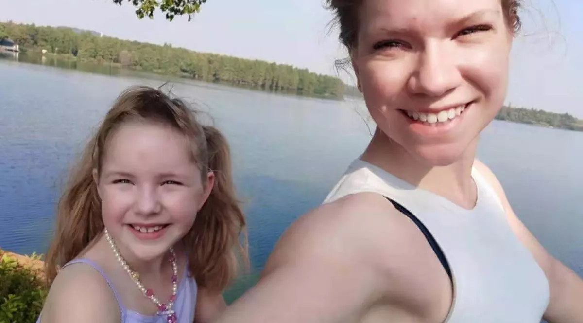 VIDEO|O americancă și-a filmat evacuarea din Wuhan, în Statele Unite, alături de fiica sa în vârstă de 8 ani