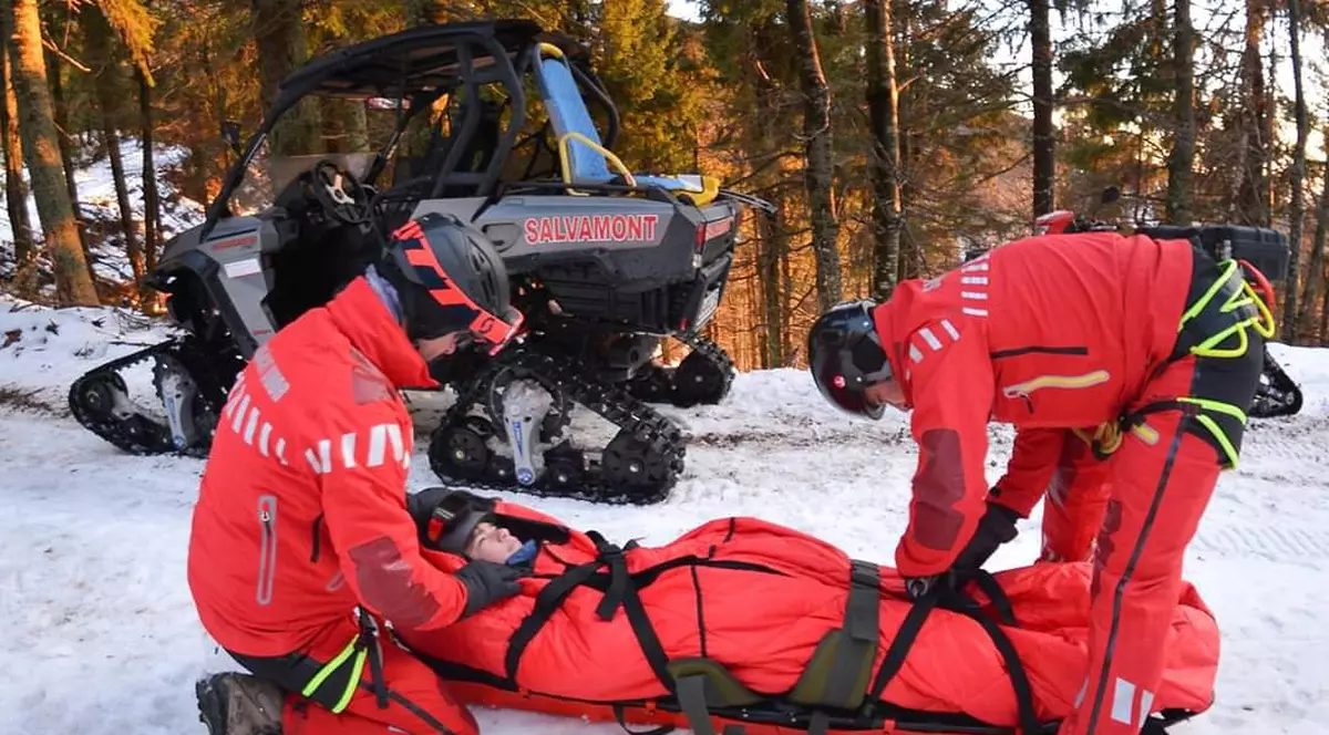 Salvamontiştii au salvat o persoană care a căzut cu maşina într-o râpă pe Transfăgărăşan