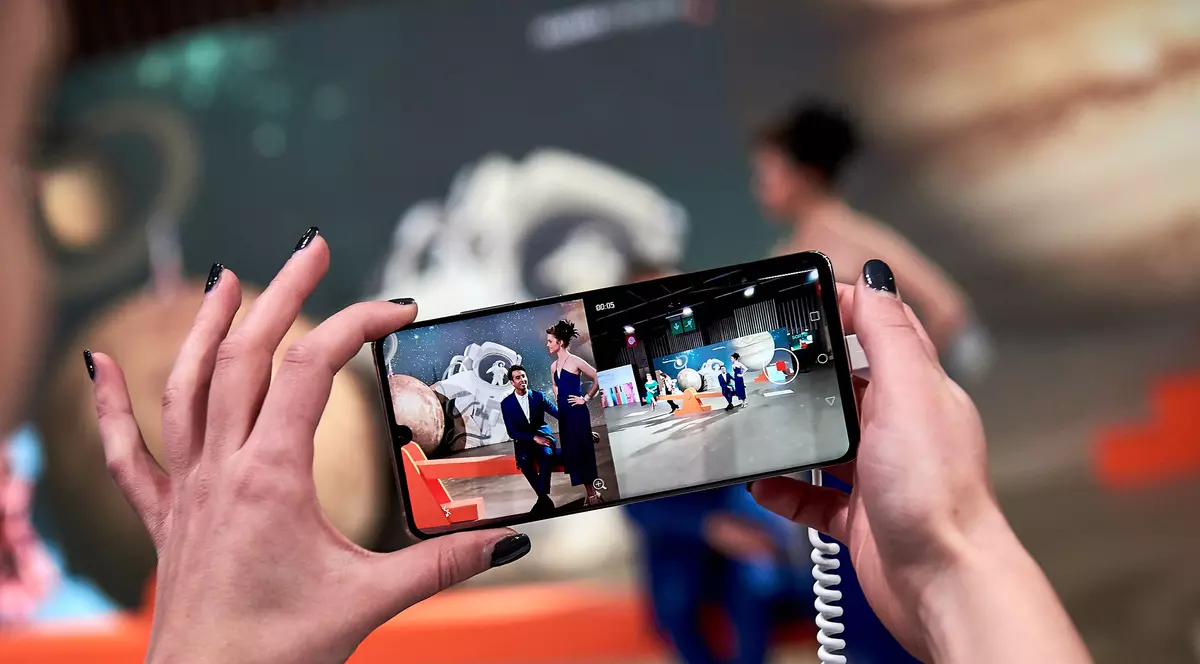 După succesul cu tabletele, STS cumpără 30.000 de smartphone-uri pentru alegeri. Smartphone ținut în mână, cu camera foto deschisă