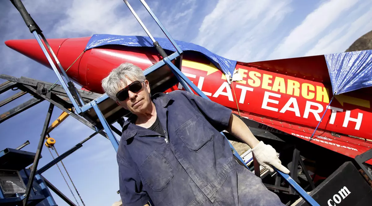 Un adept al teoriei Pământului plat a murit încercând să caute dovezi. A vrut să zboare în spațiu cu o rachetă construită de el