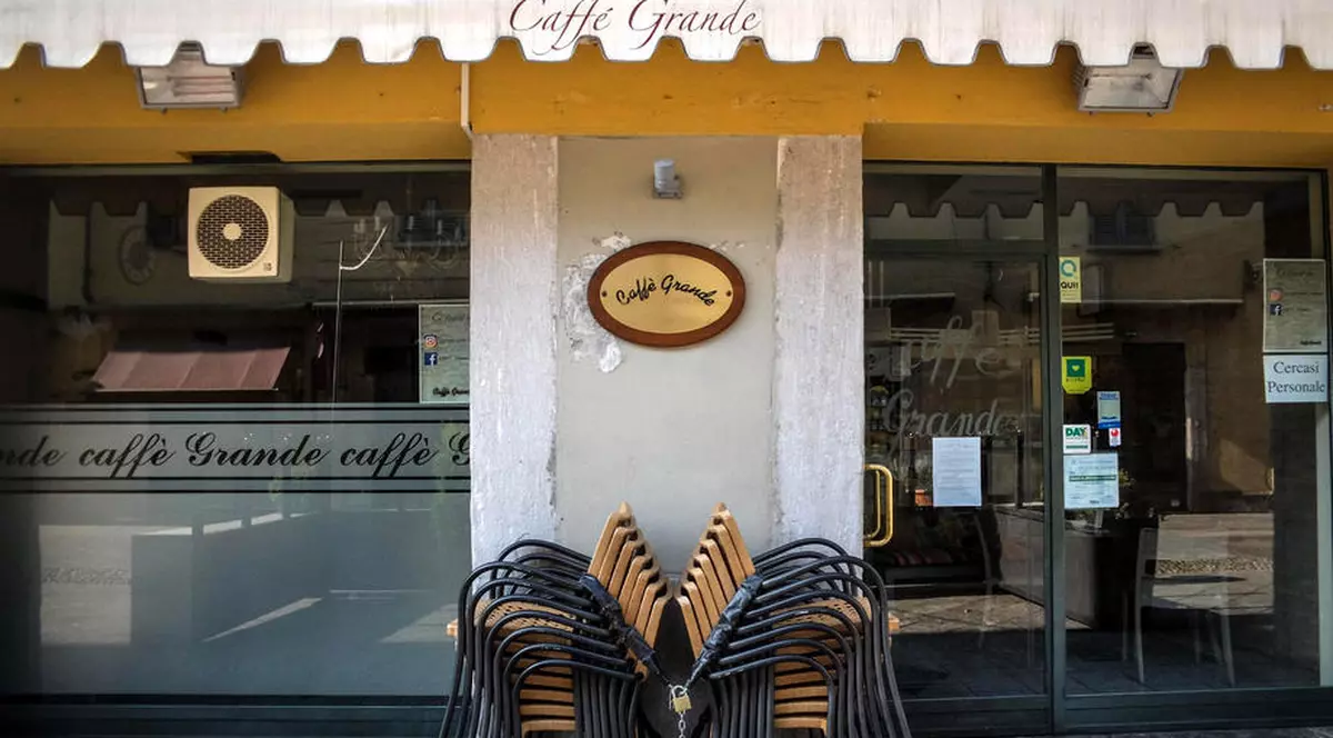 În localitatea Codogno, localurile au fost închise, iar străzile sunt pustii | Foto: EPA