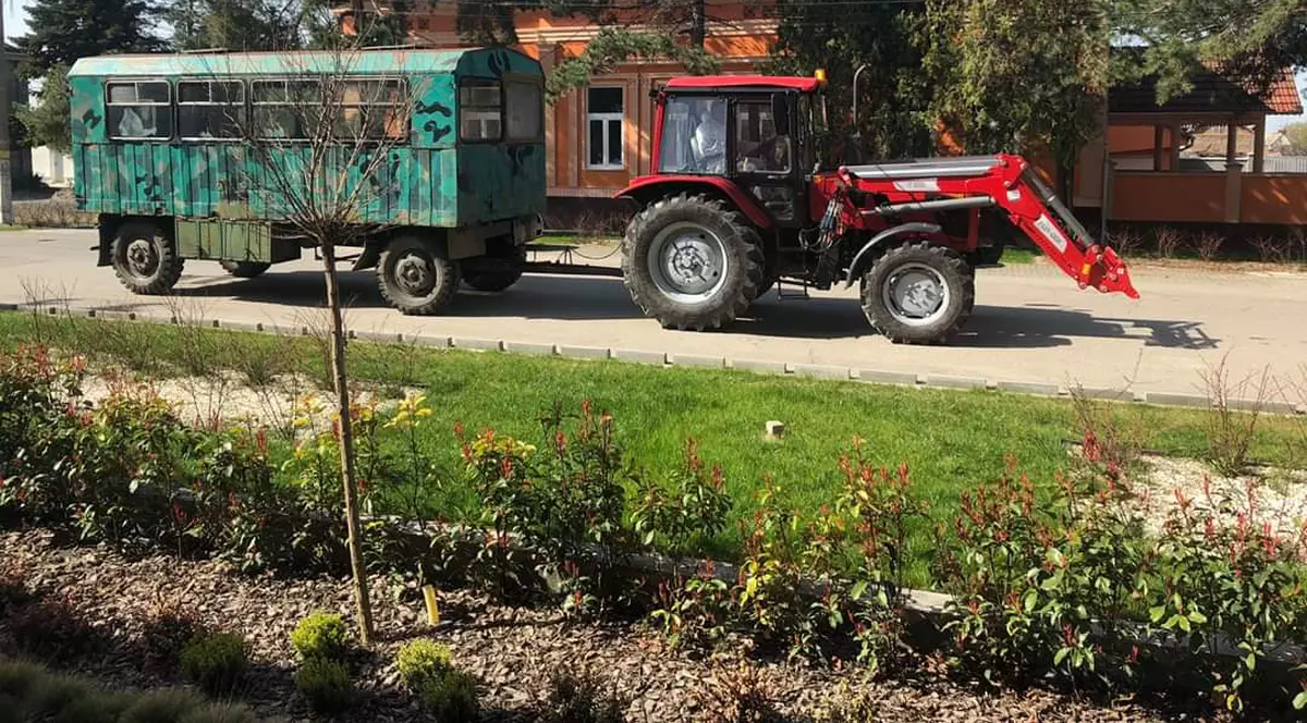 Un vehicul arhaic îi duce pe oamenii ce vin din occident de la Vama Nădlac la gara din oraș