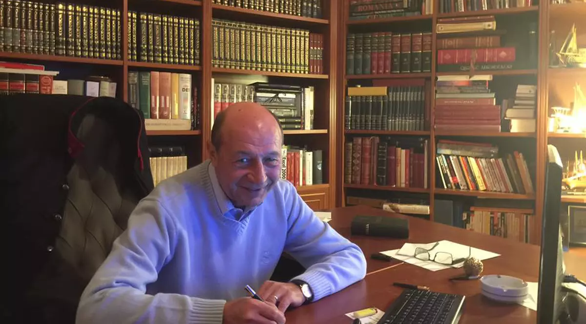 Traian Băsescu critică autorităţile: "Au luat măsurile restrictive cu o lună prea târziu". Ce spune despre izolare: "Abia mai rezistă nepoţii, dar noi, adulţii..."