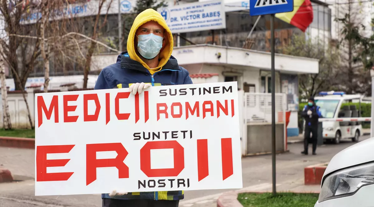 Marș de solidaritate în București, pentru medicii care îngrijesc bolnavii de coronavirus. Mesajul unui medic: „Duceți-vă acasă. Nu ne ajutați cu nimic”