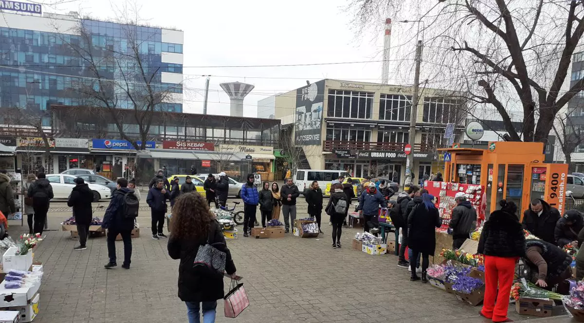 Polițiștii tolerează vânzătorii ambulanți de flori de la stația de metrou Pipera